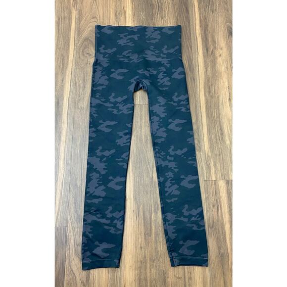 Women SPANX Look At Me Now camo graphic athletic leggings pants, 1X - Picture 3 of 5